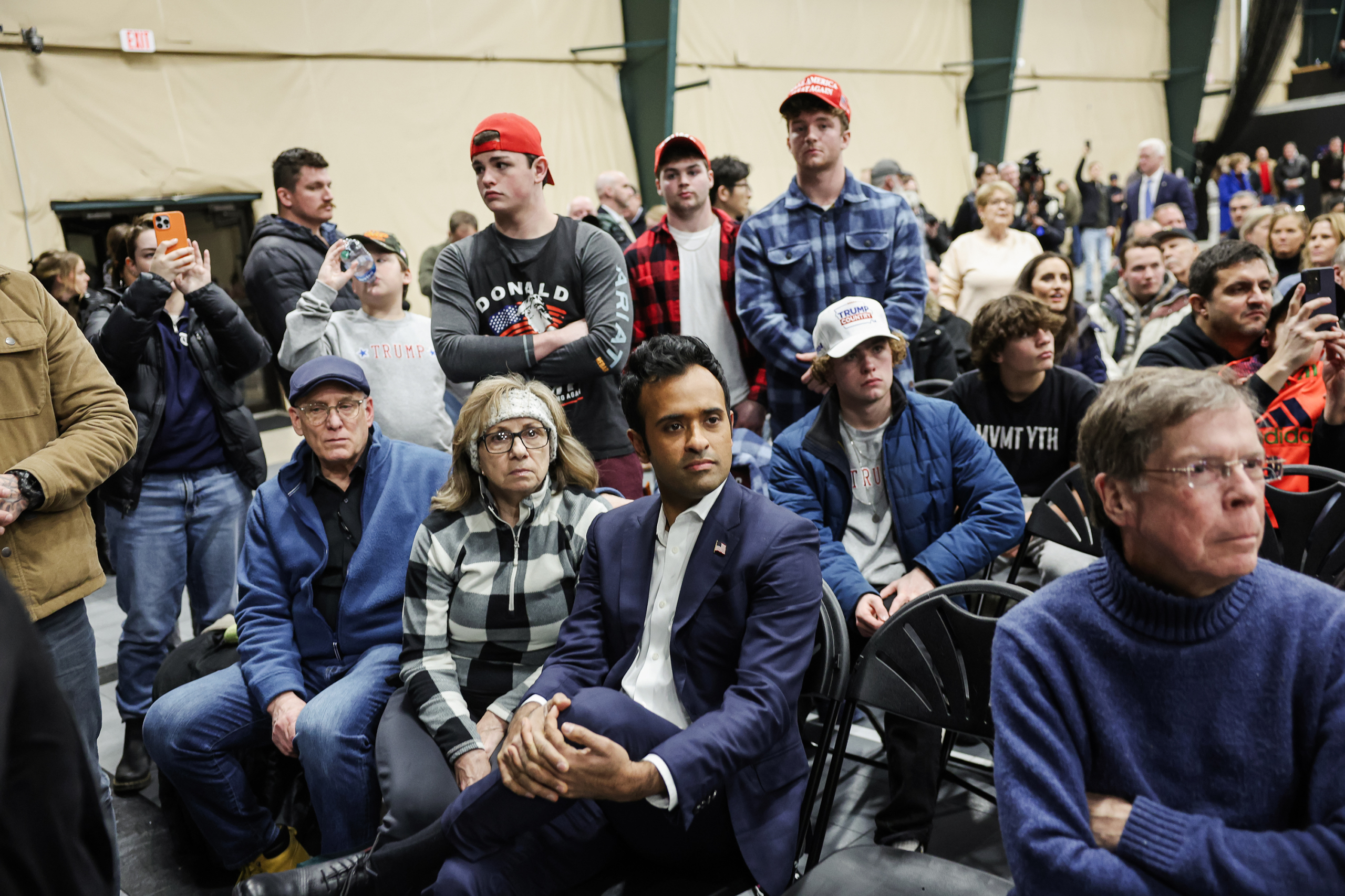 Doanh nhân và là ứng cử viên tổng thống của Đảng Cộng Hòa Vivek Ramaswamy lắng nghe cựu tổng thống Donald Trump nói chuyện với cử tri trong chuyến thăm địa điểm họp bầu tại Trung tâm sự kiện Horizon ở Des Moines, Iowa, hôm 15/01/2024. (Ảnh: Kevin Dietsch/Getty Images)