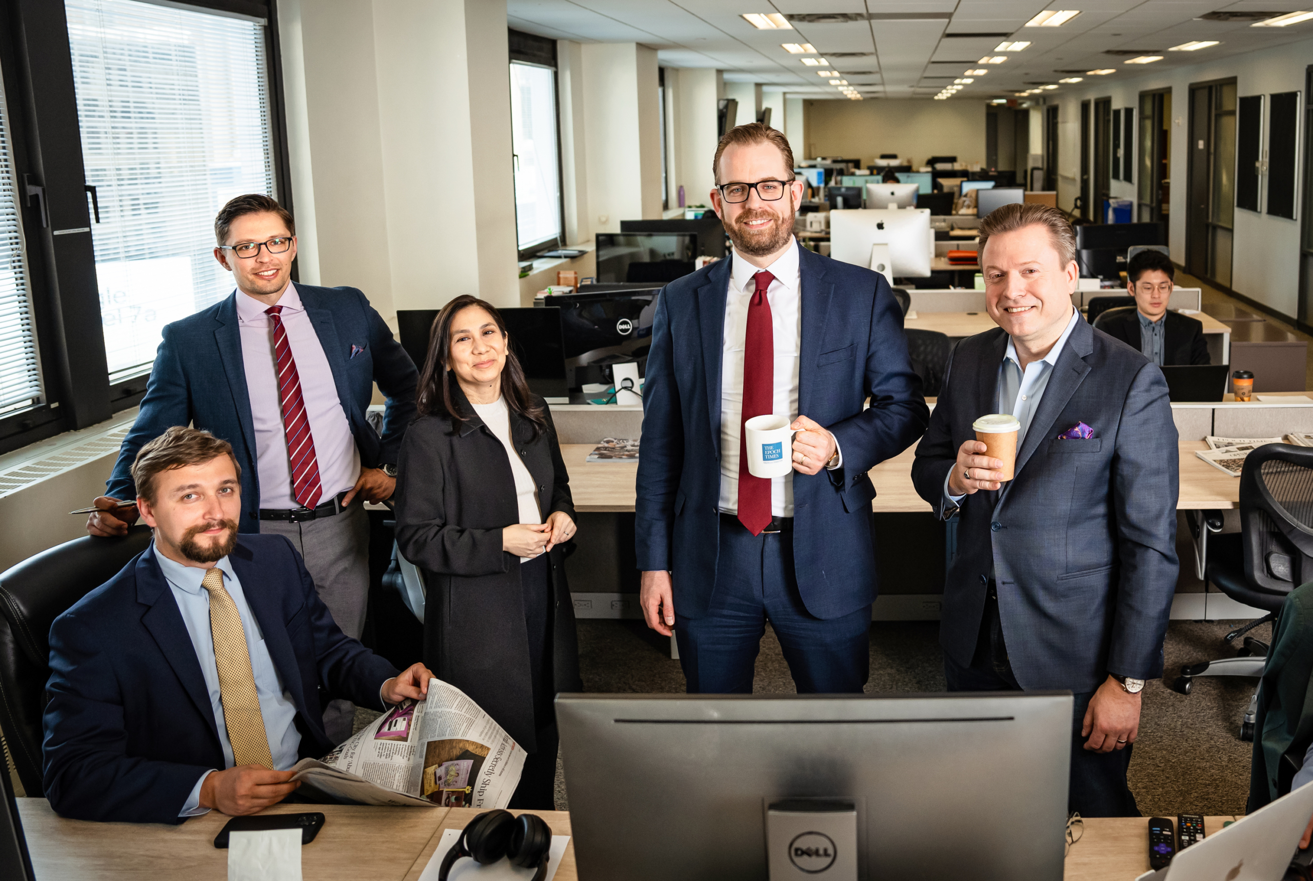 (Từ trái qua phải) Biên tập viên quốc gia Ivan Pentchoukov của The Epoch Times, người chủ trì chương trình Facts Matter Roman Balmkov, biên tập viên về đời sống, truyền thống và du lịch Channaly Philipp, tổng biên tập Jasper Fakkert, và người chủ trì chương trình “American Thought Leaders” Jan Jekielek chụp ảnh chung tại New York hôm 24/05/2023. (Ảnh: Samira Bouaou/The Epoch Times)