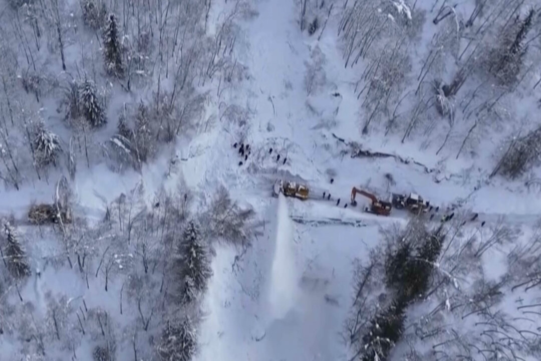 Một con đường bị tuyết chặn ở quận Altay, vùng Tân Cương, phía tây bắc Trung Quốc hôm 16/01/2024. (Ảnh: CCTV qua AP)