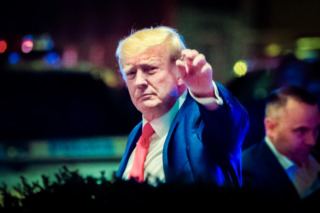 Một ngày sau khi đặc vụ FBI đột kích dinh thự Mar-a-Lago của ông ở Palm Beach, cựu Tổng thống Donald Trump đến Trump Tower ở New York vào ngày 09/08/2022. (Ảnh: David ‘Dee’ Delgado/Reuters)