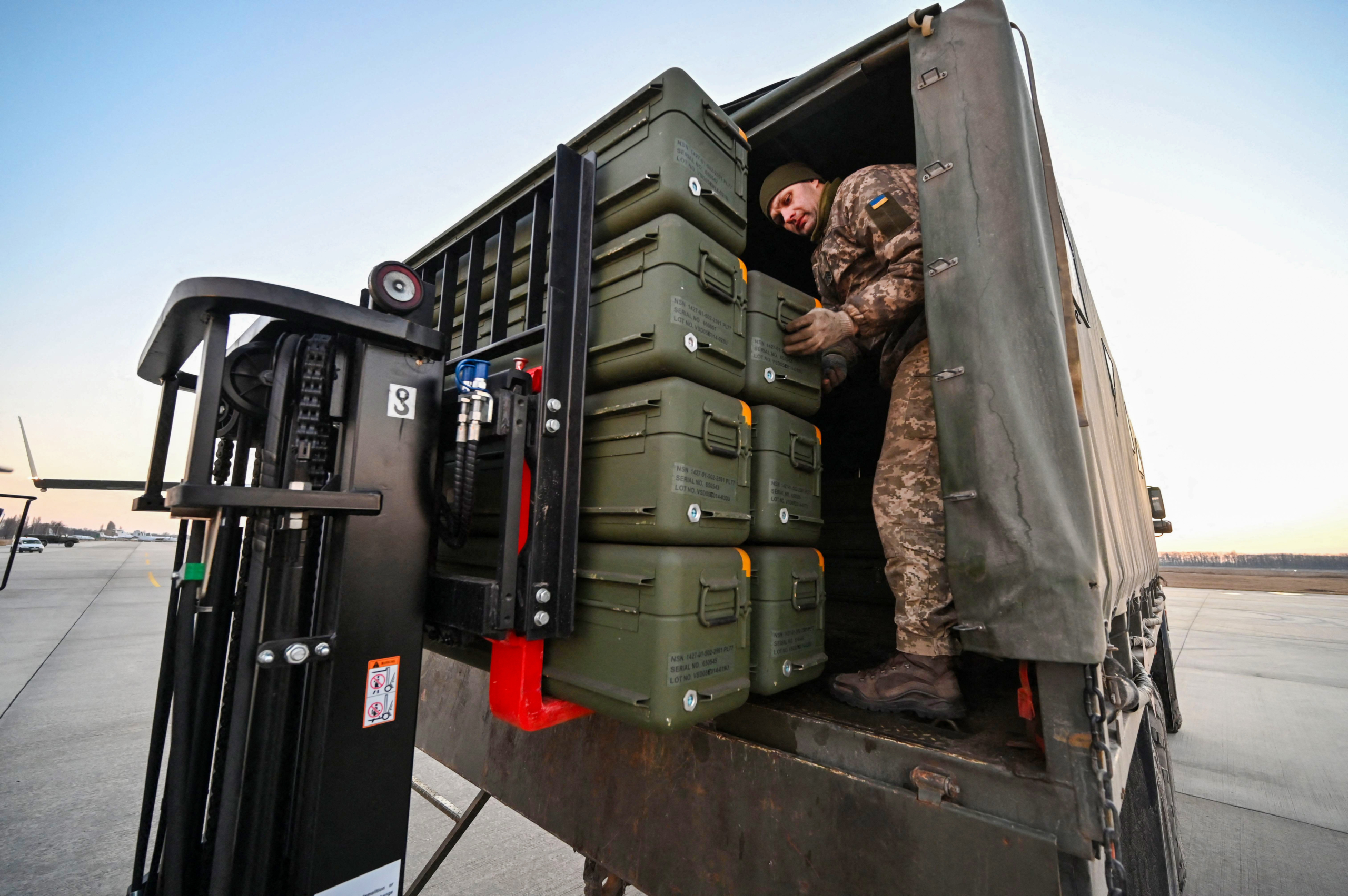 Quân nhân Ukraine di chuyển thiết bị quân sự do Mỹ sản xuất tại Phi trường Boryspil ở Kyiv, Ukraine, vào ngày 13/02/2022. (Ảnh: Sergei Supinsky/AFP qua Getty Images)