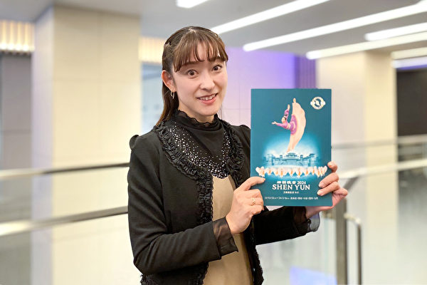 Cô Yumemi Asaki thưởng lãm Nghệ thuật Biểu diễn Shen Yun tại Nhà hát Orix hôm 17/01/2024. (Ảnh: Xiao Lei/The Epoch Times)