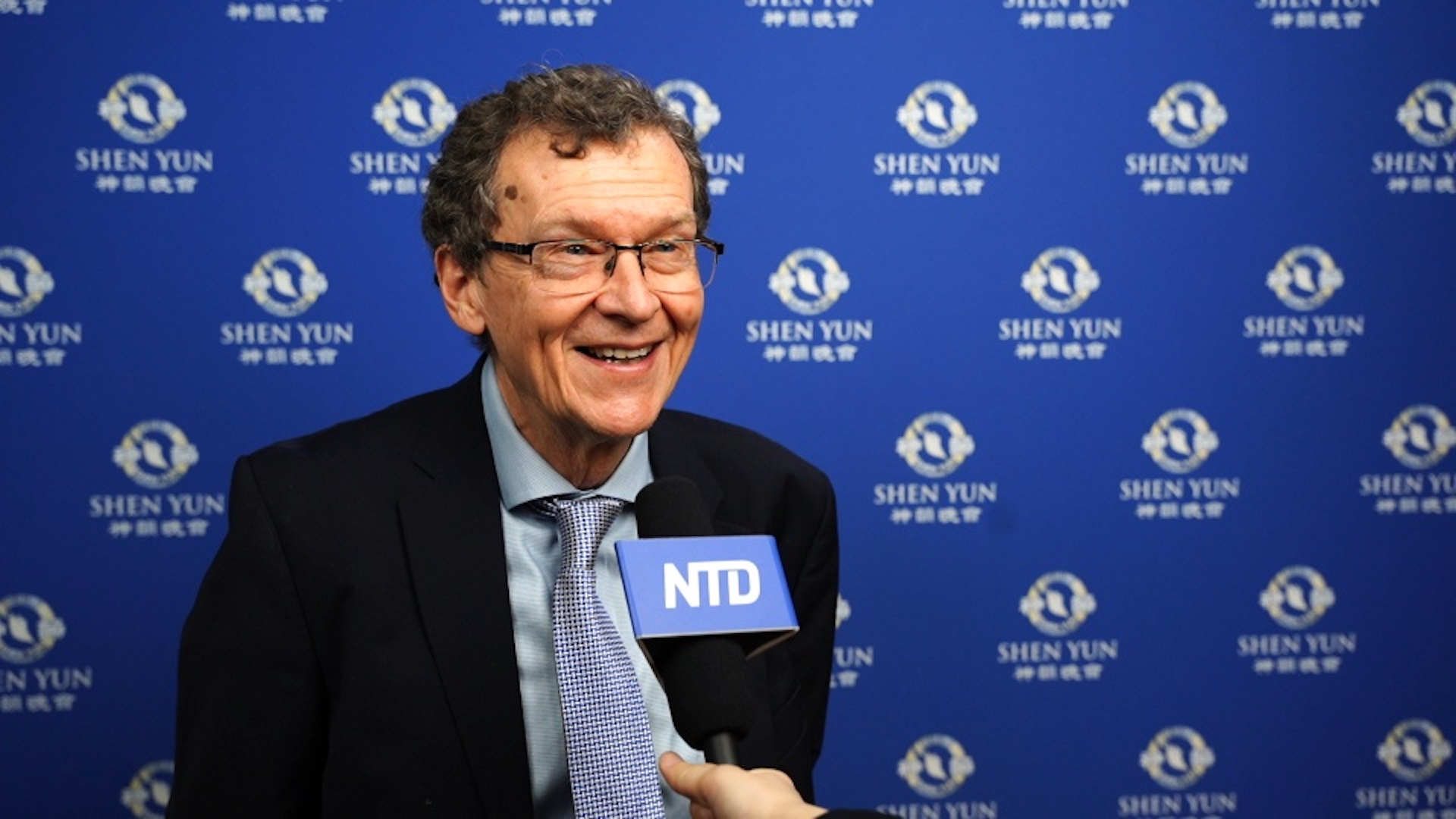 Ông Gary Frost thưởng thức buổi biểu diễn của Đoàn Nghệ thuật Biểu diễn Shen Yun tại Nhà hát Royal & Derngate, Vương quốc Anh hôm 23/01/2024. (Ảnh: Đài truyền hình NTD)