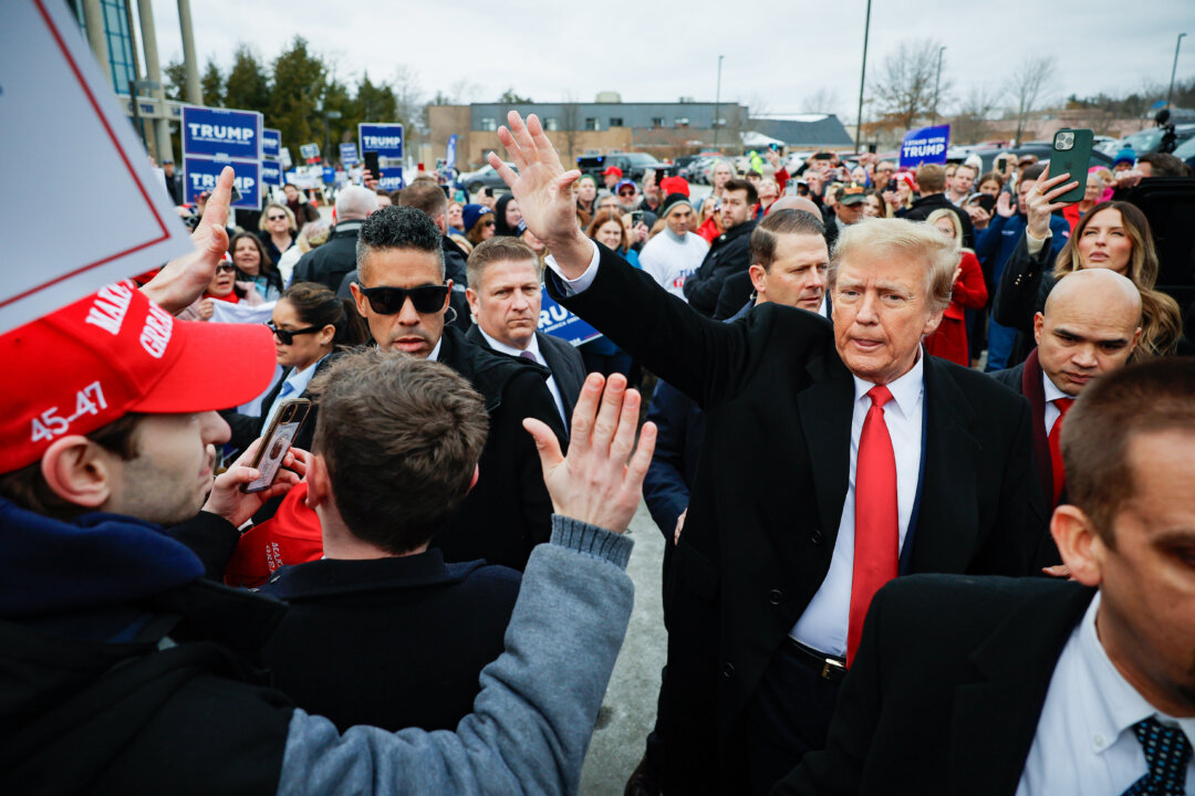 Ứng cử viên tổng thống của Đảng Cộng Hòa, cựu Tổng thống Donald Trump, đến thăm một địa điểm bỏ phiếu tại Trường Trung học Londonderry ở Londonderry, New Hampshire, vào ngày bầu cử sơ bộ, hôm 23/01/2024. (Ảnh: Chip Somodevilla/Getty Images)