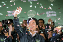 ĐÀI BẮC, ĐÀI LOAN - 13/01/2024: Pháo giấy kim tuyến bay trên sân khấu và rơi xuống đám đông khi Phó Tổng thống Đài Loan — cũng là Tổng thống đắc cử của Đảng Dân chủ Tiến bộ (DPP) Lại Thanh Đức diễn thuyết trước những người ủng hộ tại một cuộc mít-tinh tại trụ sở của DDP hôm 13/01/2024 tại Đài Bắc, Đài Loan. Việc Đài Loan bỏ phiếu trong cuộc tổng tuyển cử hôm 13/01 có tác động trực tiếp đến mối bang giao giữa hai bờ eo biển. (Ảnh của Annabelle Chih/Getty Images)