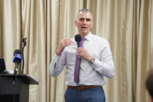 Cảnh sát trưởng Middletown John Ewanciw tại Trung tâm Y khoa Northern ở Middletown, N.Y., vào ngày 20/2/2023. (Ảnh: Cara Ding/The Epoch Times)