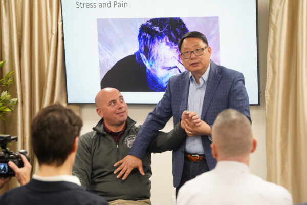 Tiến sĩ Dương Cảnh Đoan diễn thuyết tại Trung tâm Y khoa Northern vào ngày 20/2/2023. (Ảnh: Cara Ding/The Epoch Times)