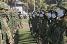 Các thành viên của Lực lượng Phòng vệ Mặt đất Nhật Bản tập trung đội hình trong lễ khai mạc Cuộc tập trận Southern Jackaroo 21 tại Bộ chỉ huy Lữ đoàn 1, tại Doanh trại Robertson ở Lãnh thổ phía Bắc, vào ngày 15/06/2021. (Ảnh: PTE Jacob Joseph/ADF)