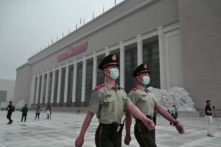 Hai công an Trung Quốc đi tuần tra bên ngoài Bảo tàng Đảng Cộng sản Trung Quốc mới xây ở Bắc Kinh vào ngày 25/06/2021. (Ảnh: Kevin Frayer/Getty Images)