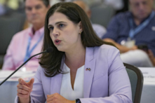 Đổng lý tiểu bang Colorado Jena Griswold trình bày trong một cuộc họp ủy ban ở Baton Rouge, Los Angeles, vào ngày 08/07/2022. (Ảnh: Matthew Hinton/AP Photo)