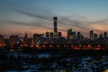 Bức ảnh chụp toàn cảnh này cho thấy đường chân trời phía trên khu thương mại trung tâm vào lúc hoàng hôn ở Bắc Kinh hôm 16/02/2022. (Ảnh: Jade Gao/AFP qua Getty Images)