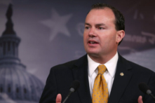 Thượng nghị sĩ Mike Lee (Cộng Hòa-Utah) nói về cuộc chiến ở Afghanistan trong một cuộc họp báo tại Capitol Hill, ở Hoa Thịnh Đốn, vào ngày 06/02/2014. (Ảnh: Mark Wilson/Getty Images)