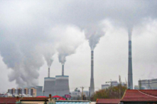 Khói bốc ra từ một nhà máy điện than gần thành phố Đại Đồng, Trung Quốc ngày 19/11/2015. (Ảnh: Greg Baker/AFP qua Getty Images)