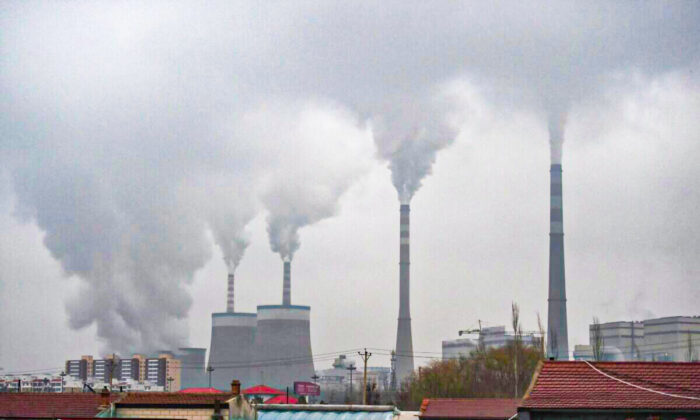 Khói bốc ra từ một nhà máy điện than gần thành phố Đại Đồng, Trung Quốc ngày 19/11/2015. (Ảnh: Greg Baker/AFP qua Getty Images)