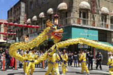 Biểu diễn rồng vàng trước đám đông trong cuộc diễn hành kỷ niệm 30 năm Pháp Luân Đại Pháp ở San Francisco vào ngày 07/05/2022. (Ảnh: Cynthia Cai/The Epoch Times)