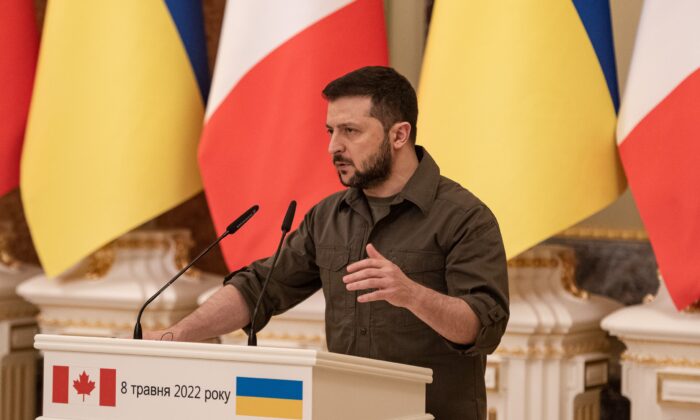 Tổng thống Ukraine Volodymyr Zelensky nói tại một cuộc họp báo được tổ chức cùng với Thủ tướng Canada Justin Trudeau ở Kyiv, Ukraine, vào ngày 08/05/2022. (Ảnh: Alexey Furman/Getty Images)