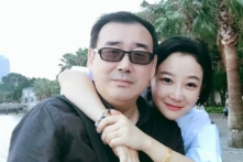 Trong bức ảnh năm 2017 do gia đình ông cung cấp, ông Dương Hằng Quân (Yang Hengjun), bên trái, chụp ảnh cùng thành viên gia đình ở Bắc Kinh. (Ảnh: Gia đình ông Dương qua AP)