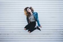 Hãy tắt điện thoại và bước ra ngoài. (Ảnh: Bapt/Anthony Ginsbrook)