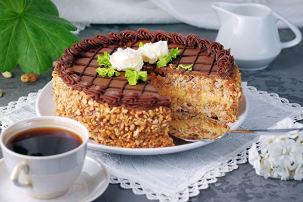 Bánh Kyiv là loại bánh bông lan lấy tiêu chí mỏng nhẹ làm chủ đạo, được xếp bằng một lớp bánh mềm mịn (làm từ trứng và đường). Trong bánh có trộn hạt dẻ, sau đó phủ thêm một lớp mứt hoa quả, thường là mứt dâu, mứt đào hoặc mứt mơ, rồi phết lên trên một lớp kem tươi vị socola thơm nồng. (Ảnh: Shutterstock)