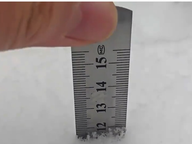 Tháng 02/2024, cư dân mạng ở An Huy đã dùng thước để đo độ dày của tuyết. (Ảnh chụp màn hình trên mạng Internet)