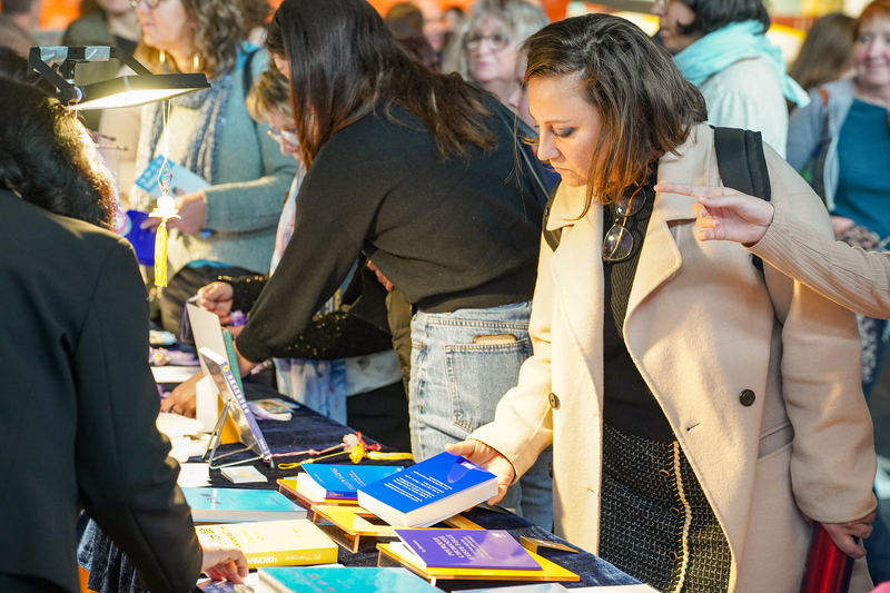 Sau khi xem xong buổi biểu diễn, khán giả ở Nantes đã lựa chọn các tác phẩm liên quan đến Shen Yun hoặc mua sách của Pháp Luân Đại Pháp tại gian hàng. (Ảnh: Chương Nhạc/Epoch Times)