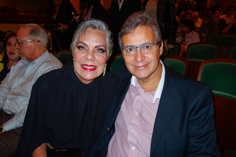 Ký giả độc lập Gerson Gomes và phu nhân, nhà tâm lý học Daia Gomes, thưởng lãm buổi biểu diễn thứ năm ở địa phương của Đoàn Nghệ thuật Biểu diễn Shen Yun Thế giới trong mùa diễn này tại Trung tâm Nghệ thuật Biểu diễn Adrienne Arsht, quận Miami-Dade tối ngày 24/02/2024. (Ảnh: Vu Lệ Lệ/Epoch Times)