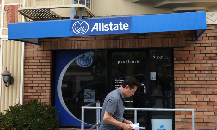 Một người đi bộ đi ngang qua văn phòng của hãng Bảo hiểm Allstate ở San Francisco vào ngày 09/06/2023. (Ảnh: Justin Sullivan/Getty Images)