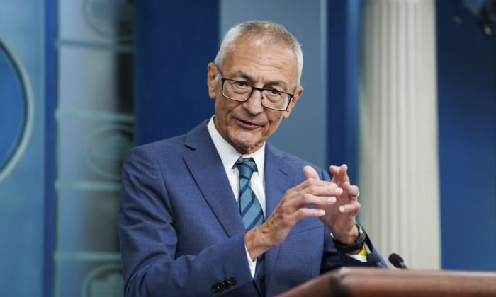 Cố vấn cao cấp của Tòa Bạch Ốc về Đổi mới và Khai triển Năng lượng Sạch John Podesta nói trong cuộc họp báo tại Tòa Bạch Ốc, vào ngày 16/08/2023. (Ảnh: Madalina Vasiliu/The Epoch Times)