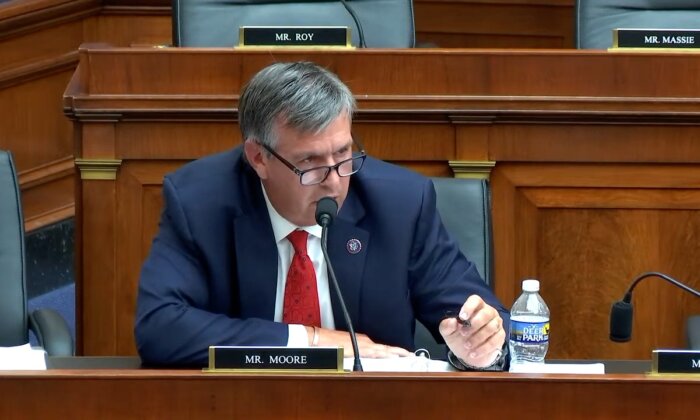 Dân biểu Barry Moore (Cộng Hòa-Alabama), đặt câu hỏi tại một phiên điều trần của Hạ viện hôm 20/09/2023, đối mặt với đồng sự là Dân biểu Jerry Lee Carl (Cộng Hòa-Alabama) trong cuộc bầu cử sơ bộ vào ngày 05/03 giữa những dân biểu đương nhiệm. (Ảnh: Ủy ban Tư pháp Hạ viện/Ảnh chụp màn hình qua NTD)