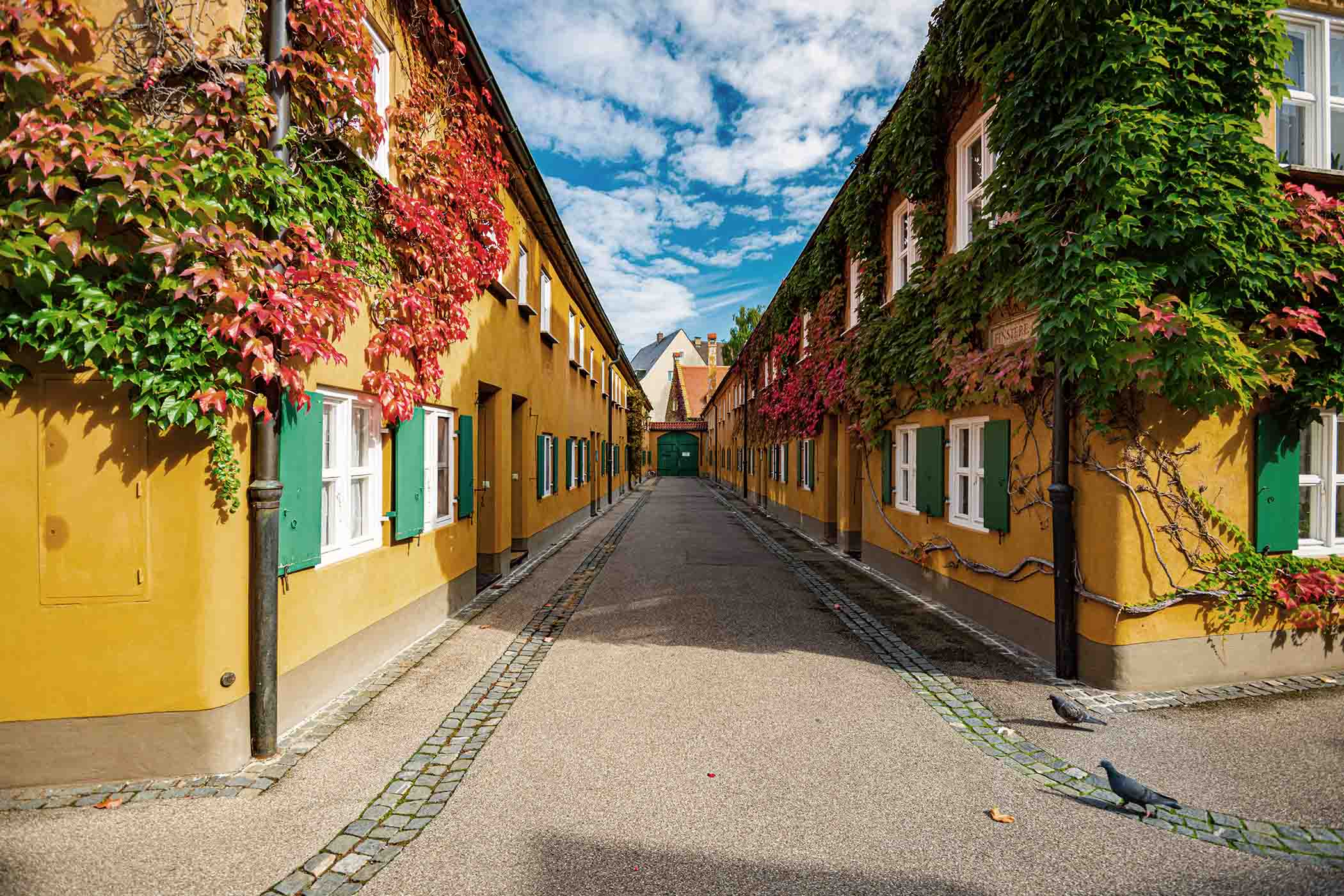 Một con đường bên trong khu phức hợp Fuggerei. (Ảnh: Konstantin Yolshin/Shutterstock)