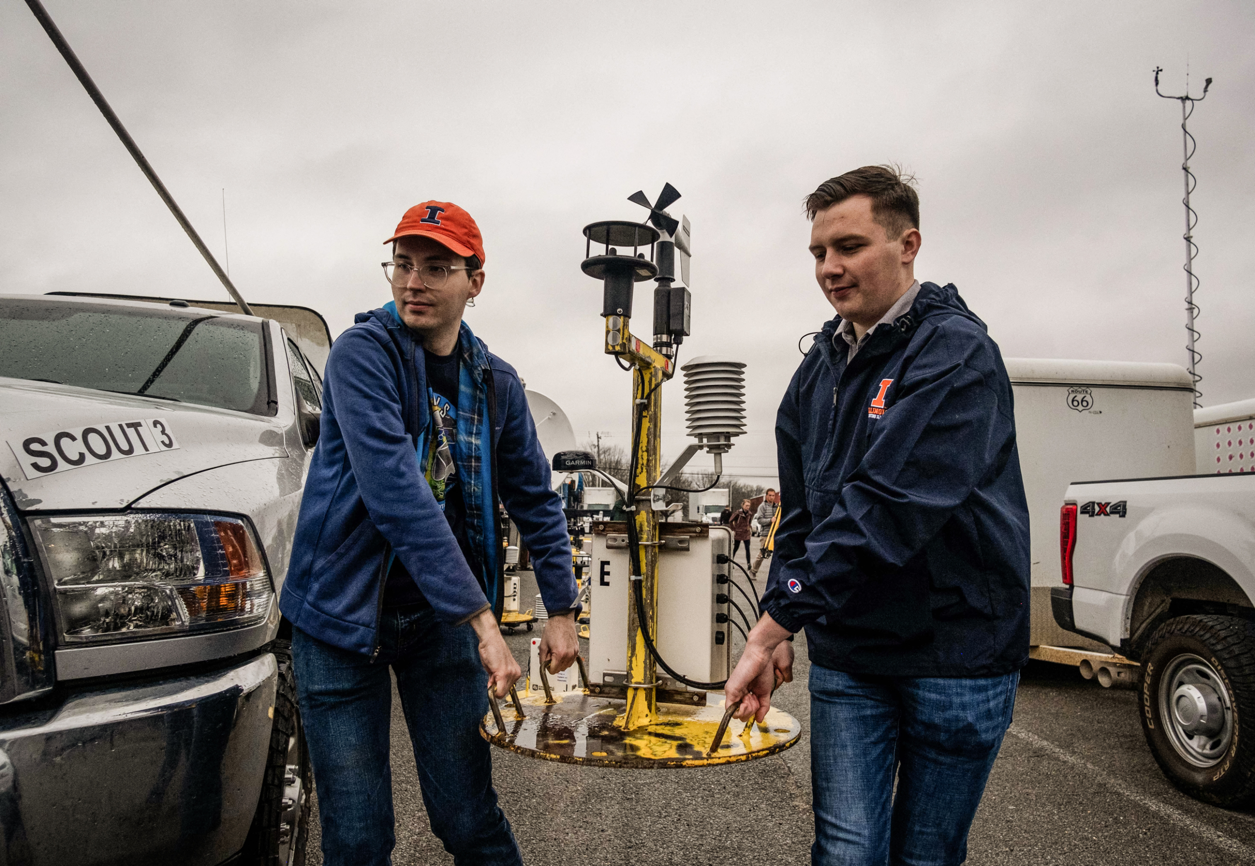 Hai sinh viên Đại học Illinois mang theo một đài đo thời tiết trong ngày giảng dạy về lốc xoáy của NOAA, ở Memphis, vào ngày 08/02/2023. (Ảnh: Seth Herald/AFP qua Getty Images)