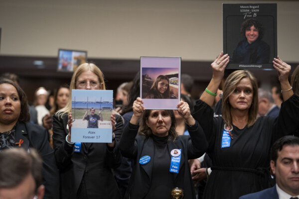 Các bậc cha mẹ cầm ảnh của những đứa trẻ đã qua đời trước lời khai của CEO mạng xã hội về đại công nghệ và cuộc khủng hoảng lạm dụng tình dục trẻ em trực tuyến trước Ủy ban Tư pháp Thượng viện ở Hoa Thịnh Đốn hôm 31/01/2024. (Ảnh: Madalina Vasiliu/The Epoch Times)