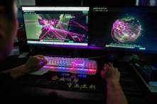 Một tin tặc sử dụng máy điện toán ở Đông Quản, tỉnh Quảng Đông, phía nam Trung Quốc, vào ngày 04/08/2020. (Ảnh: Nicolas Asfouri/AFP qua Getty Images)