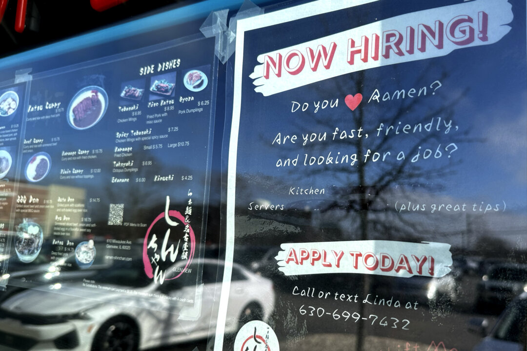 Một biển báo tuyển dụng tại một nhà hàng ở Glenview, Illinois, hôm 29/01/2024. (Ảnh Nam Y. Huh/AP Photo)