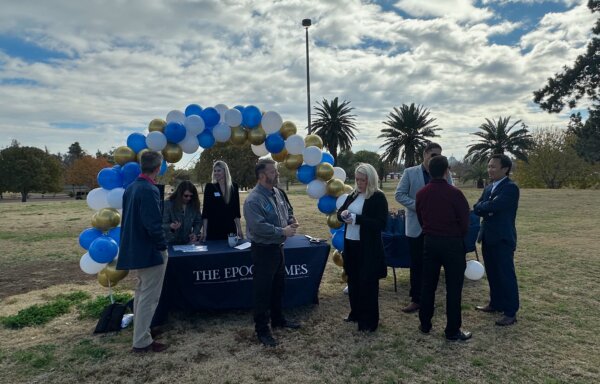 Độc giả địa phương tham dự lễ cắt băng khánh thành Văn phòng Arizona của The Epoch Times ở Tempe, Arizona, hôm 25/01/2024. (Ảnh: Được đăng dưới sự cho phép của Văn phòng Arizona của The Epoch Times)