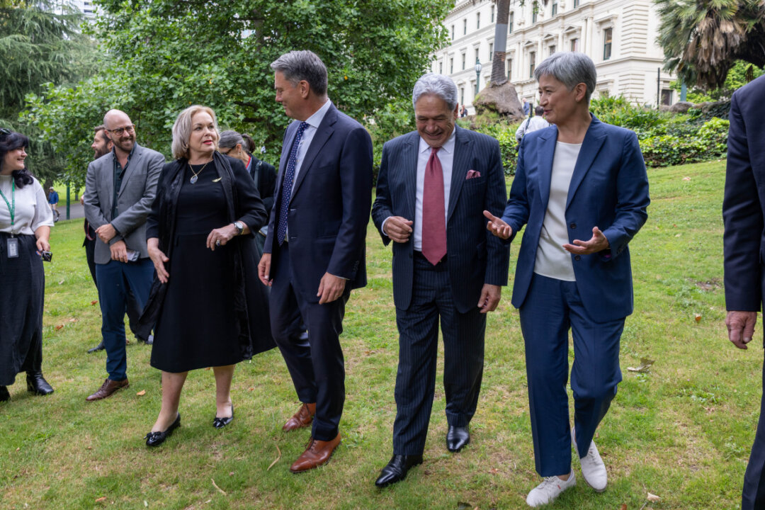 Cuộc gặp Tham vấn Bộ trưởng Ngoại giao và Quốc phòng Úc-New Zealand (ANZMIN) được tổ chức hôm 01/02/2024. Tham dự có Phó Thủ tướng Úc Richard Marles, Bộ trưởng Ngoại giao Penny Wong, cùng với Phó Thủ tướng New Zealand Winston Peters và Bộ trưởng Bộ Quốc phòng Judith Collins. (Ảnh: Được đăng dưới sự cho phép của Sarah Hodges/Bộ Ngoại vụ và Thương mại Úc)