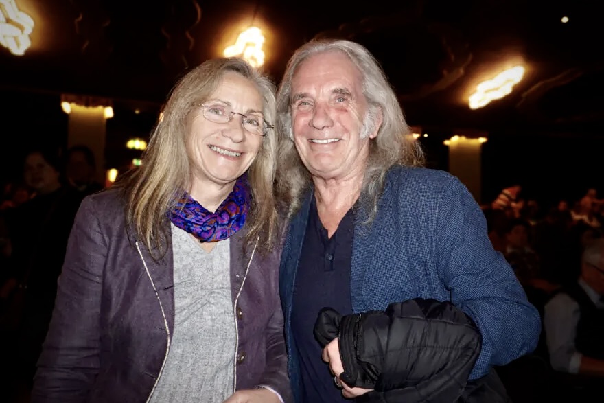 Bà Nicky và ông Ron Dando thưởng thức Nghệ thuật Biểu diễn Shen Yun ở London, Vương quốc Anh, hôm 03/02/2024. (Ảnh: Mary Mann/The Epoch Times)