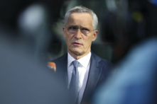 Ông Jens Stoltenberg, Tổng Thư ký NATO, nói chuyện với các ký giả khi ông đến trụ sở NATO ở Brussels, vào ngày 15/06/2023 để dự cuộc họp của Hội đồng Bắc Đại Tây Dương (NAC) ở cấp Bộ trưởng Quốc phòng diễn ra trong hai ngày 15 và 16/06/2023. (Ảnh: SIMON WOHLFAHRT/AFP qua Getty Images)