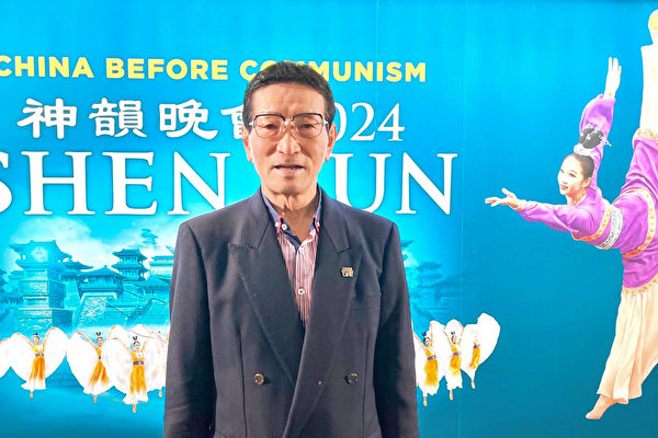 Ông Yoshito Kawakami thưởng thức chương trình Nghệ thuật Biểu diễn Shen Yun tại Trung tâm Nghệ thuật Biểu diễn Kamakura, Nhật Bản, hôm 02/02/2024. (Ảnh: Zhang Ying/The Epoch Times)