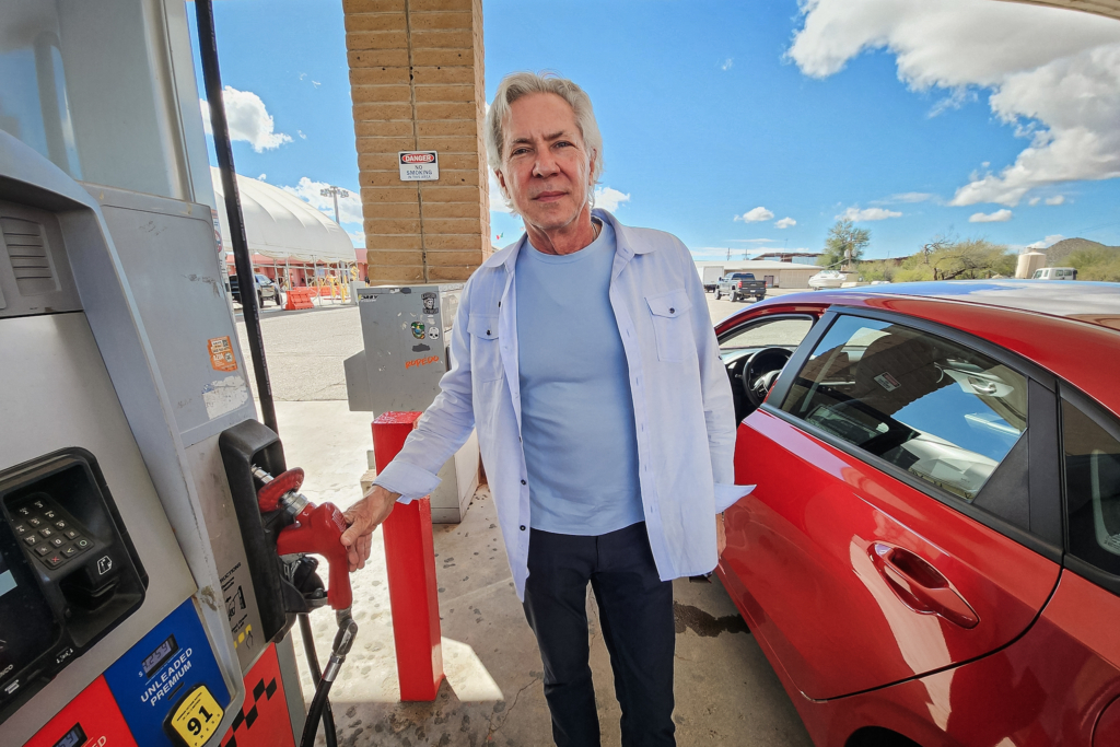 Mục sư Cameron Syke của Denver bơm xăng vào xe hơi tại Cảng nhập cảnh Lukeville ở Lukeville, Arizona, hôm 03/02/2024. (Ảnh: Allan Stein/The Epoch Times)