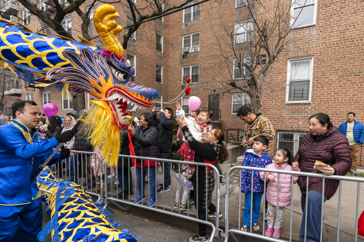 Các học viên Pháp Luân Công tham dự cuộc diễn hành mừng Tết Nguyên Đán tại khu Flushing của Queens, New York, hôm 10/02/2024. (Ảnh: Samira Bouaou/The Epoch Times)qq