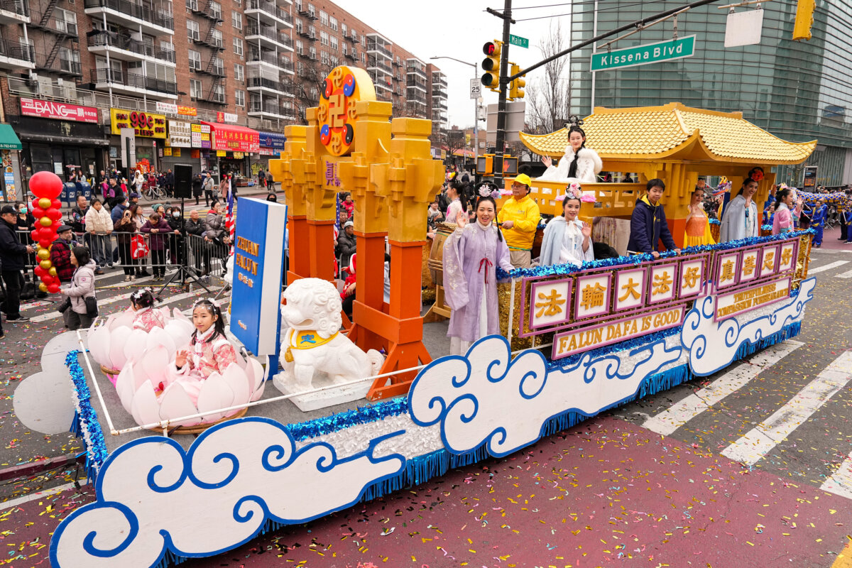 Các học viên Pháp Luân Công tham dự cuộc diễn hành mừng Tết Nguyên Đán tại khu Flushing của Queens, New York, hôm 10/02/2024. (Ảnh: Larry Dye/The Epoch Times)77