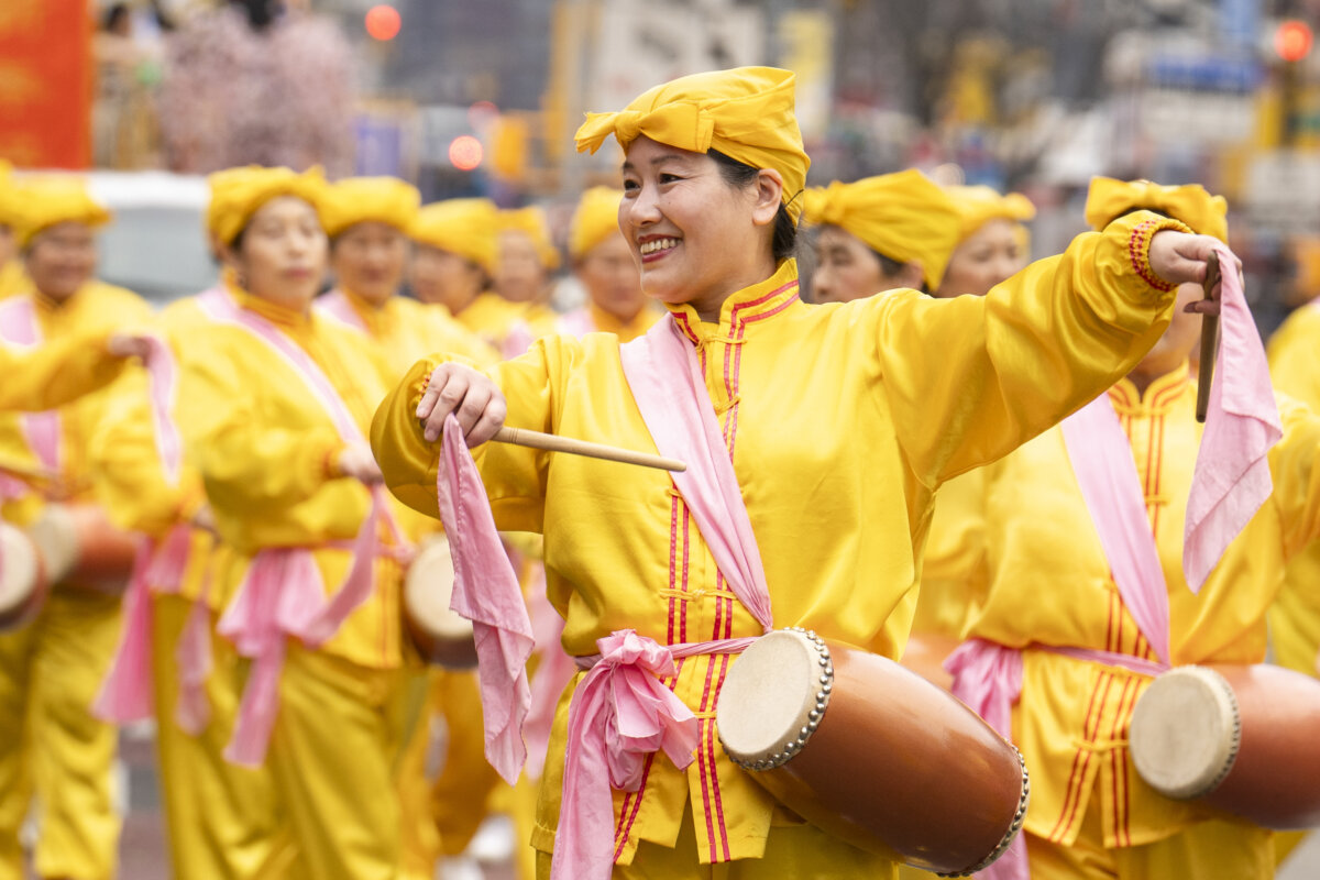 Các học viên Pháp Luân Công tham dự cuộc diễn hành mừng Tết Nguyên Đán tại khu Flushing của Queens, New York, hôm 10/02/2024. (Ảnh: Samira Bouaou/The Epoch Times)11
