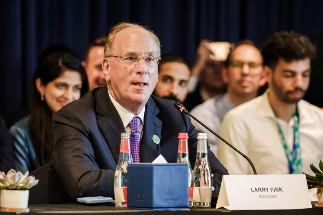 Ông Larry Fink, Giám đốc điều hành của BlackRock, nói chuyện tại một cuộc thảo luận bàn tròn trong Hội nghị Khí hậu UNFCCC COP28 tại trung tâm hội chợ Expo City Dubai, Các Tiểu Vương Quốc Ả Rập Thống Nhất, ngày 04/12/2023. (Ảnh: Sean Gallup/Getty Images)