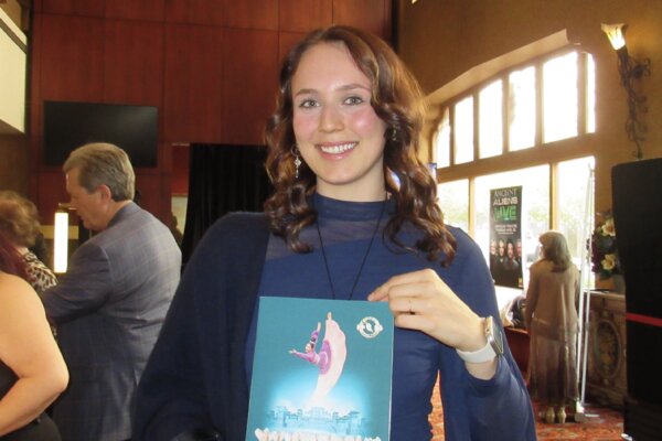 Cô Penelope Popken thưởng thức Shen Yun tại Nhà hát Phoenix Orpheum, chiều hôm 18/02/2024. (Ảnh: Linda Jiang/The Epoch Times)