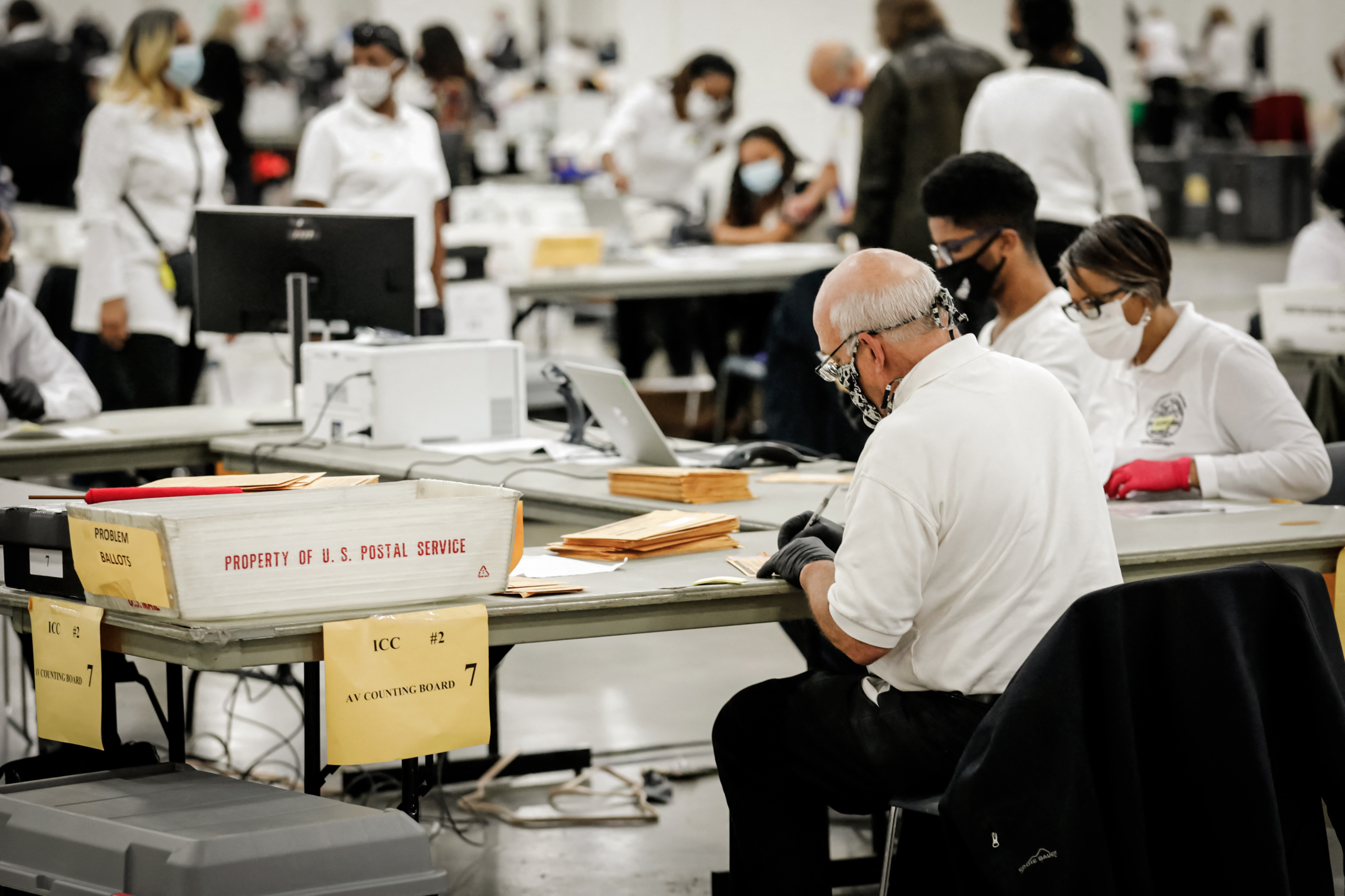 Nhân viên bầu cử Detroit kiểm đếm phiếu bầu khiếm diện cho cuộc tổng tuyển cử năm 2020 tại Trung tâm TCF ở Detroit, vào ngày 04/11/2020. (Ảnh: Jeff Kowalsky/AFP qua Getty Images)