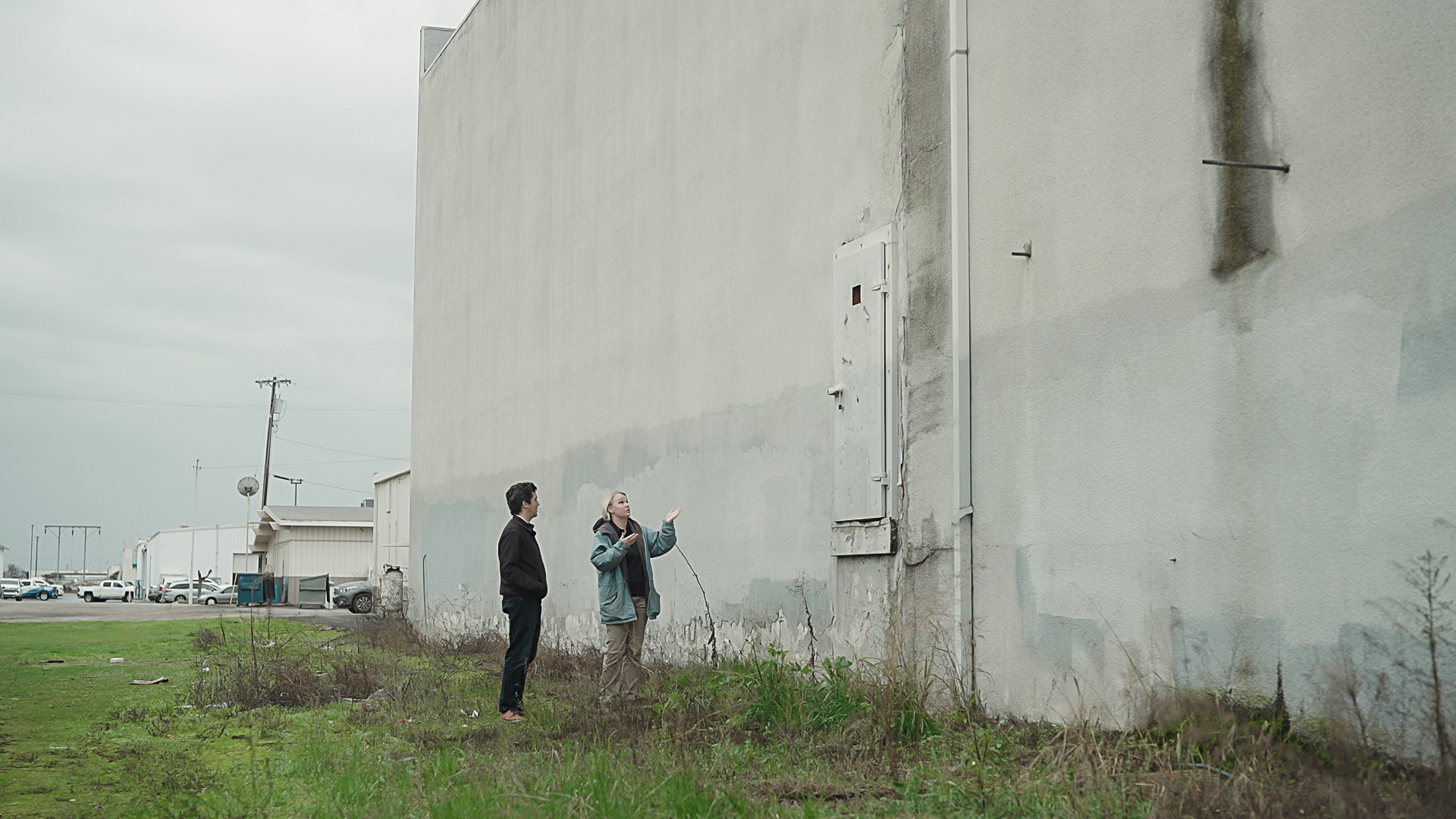 Nhân viên Thi hành Luật Thành phố Reedley Jesalyn Harper (bên phải) dừng lại bên ngoài phòng thí nghiệm sinh học. (Ảnh: Paulio Shakespeare cung cấp cho The Epoch Times)