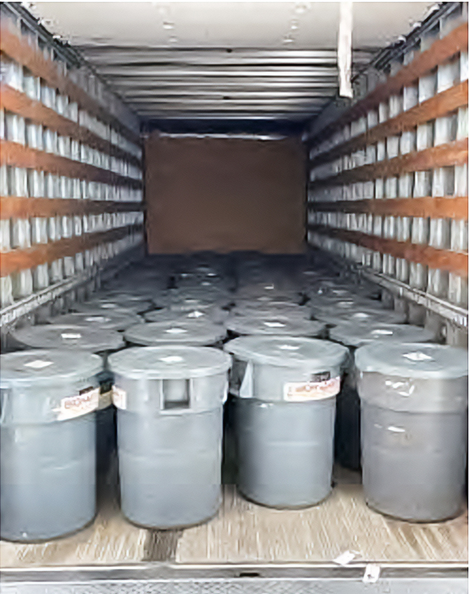 Hơn 40 thùng chứa chất thải nguy hiểm về sinh học có kích thước bằng thùng rác đã được chuyển khỏi phòng thí nghiệm sinh học Trung Quốc sau khi nơi này ngừng hoạt động. Các quan chức đã phải giải quyết hơn 103 tấn chất thải thông thường cùng 448 gallon chất thải y tế và sinh học. (Ảnh: Thành phố Reedley)