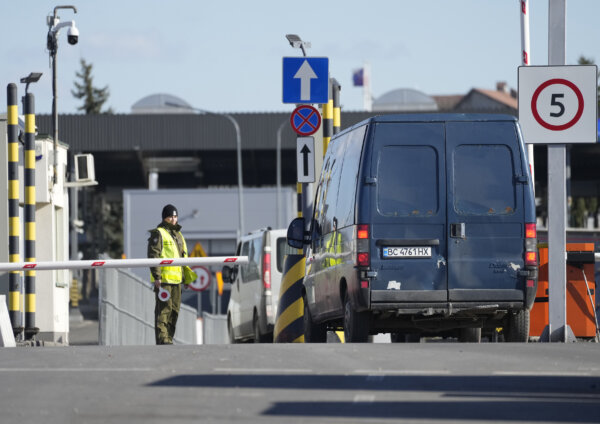 Lực lượng bảo vệ biên giới Ba Lan hướng dẫn các tài xế chờ để đi qua biên giới từ Ba Lan vào Ukraine ở Medyka, Ba Lan, vào ngày 19/02/2022. (Ảnh: Czarek Sokolowski, File/AP Photo)