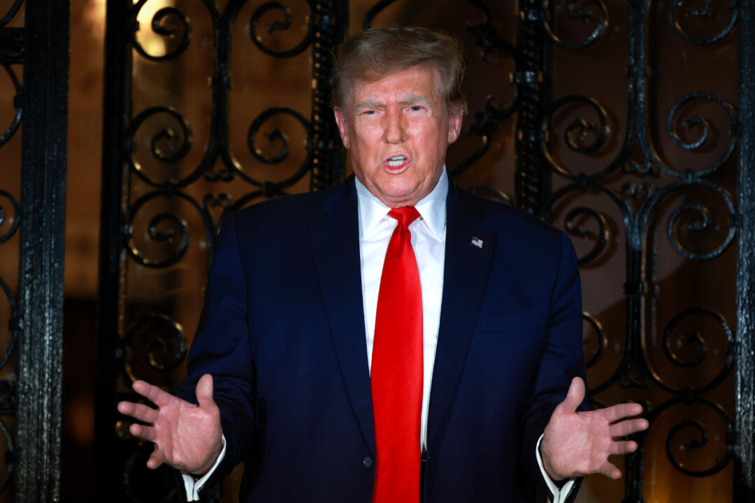 Cựu Tổng thống Donald Trump nói chuyện trước báo giới tại Mar-a-Lago ở West Palm Beach, Florida, hôm 16/02/2024. (Ảnh: Joe Raedle/Getty Images)